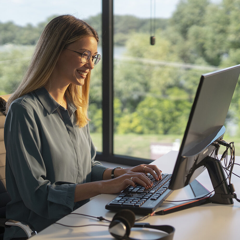 Happy_Office_Worker_original_1039678